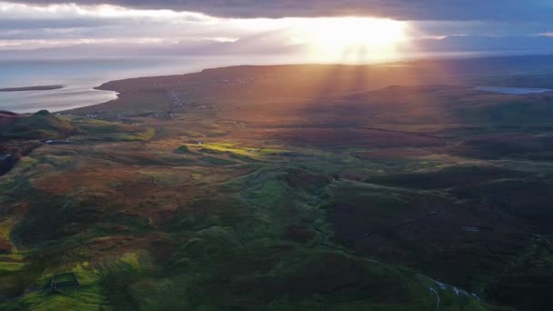 Vol cinématographique au-dessus du Quiraing au lever du soleil sur la face est de Meall na Suiramach, île de Skye, Highland, Écosse, Royaume-Uni — Video