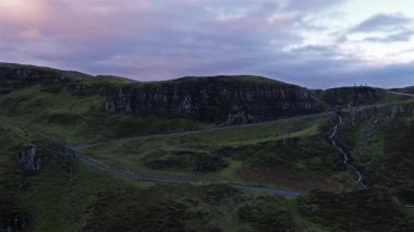 Quiraing dağın havadan görünümü kararsızdım na Suiramach, Isle of Skye, Highland, İskoçya, İngiltere doğu yüzünde gündoğumu sırasında yol geçmek