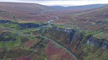 Quiraing dağın havadan görünümü kararsızdım na Suiramach, Isle of Skye, Highland, İskoçya, İngiltere doğu yüzünde gündoğumu sırasında yol geçmek