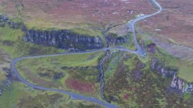 Quiraing dağın havadan görünümü kararsızdım na Suiramach, Isle of Skye, Highland, İskoçya, İngiltere doğu yüzünde gündoğumu sırasında yol geçmek
