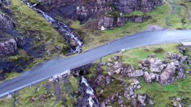 Quiraing dağın havadan görünümü kararsızdım na Suiramach, Isle of Skye, Highland, İskoçya, İngiltere doğu yüzünde gündoğumu sırasında yol geçmek