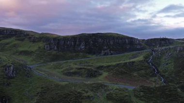Quiraing dağın havadan görünümü kararsızdım na Suiramach, Isle of Skye, Highland, İskoçya, İngiltere doğu yüzünde gündoğumu sırasında yol geçmek