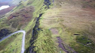 Quiraing getire na Suiramach, Isle of Skye, Highland, İskoçya, İngiltere Doğu yüzündeki gündoğumu sırasında üzerinde sinematik uçuş