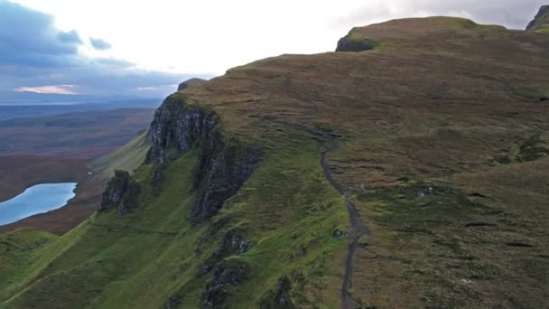 Κινηματογραφική πτήση πάνω από το Quiraing κατά την Ανατολή του ηλίου στην Ανατολική όψη του Meall na Suiramach, Σκάι, Highland, Σκωτία, Ηνωμένο Βασίλειο — Αρχείο Βίντεο