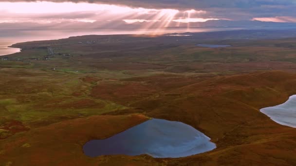 Filmischer Flug über das Quaken bei Sonnenaufgang auf der Ostseite von meall na suiramach, Insel des Himmels, Hochland, Schottland, Großbritannien — Stockvideo