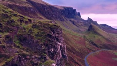 Quiraing getire na Suiramach, Isle of Skye, Highland, İskoçya, İngiltere Doğu yüzündeki gündoğumu sırasında üzerinde sinematik uçuş