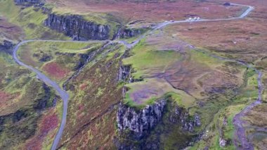Quiraing dağın havadan görünümü kararsızdım na Suiramach, Isle of Skye, Highland, İskoçya, İngiltere doğu yüzünde gündoğumu sırasında yol geçmek