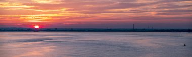 Hull Harbor'da günbatımı, İngiltere - Amerika Birleşik Devletleri