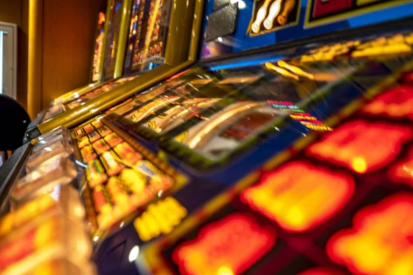 Machines à sous clignotant dans le casino — Photo