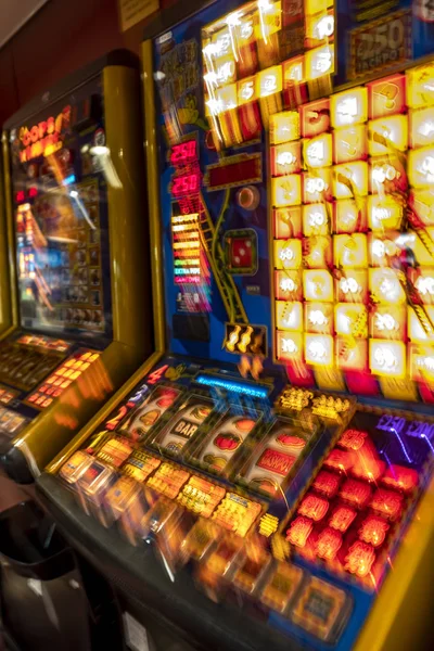 Kumar makineleri casino yanıp sönen — Stok fotoğraf