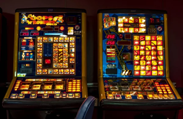 Hull , England - May 04 2018 : Gambling machines blinking in the casino — Stock Photo, Image