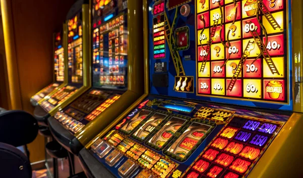 Hull , England - May 04 2018 : Gambling machines blinking in the casino — Stock Photo, Image