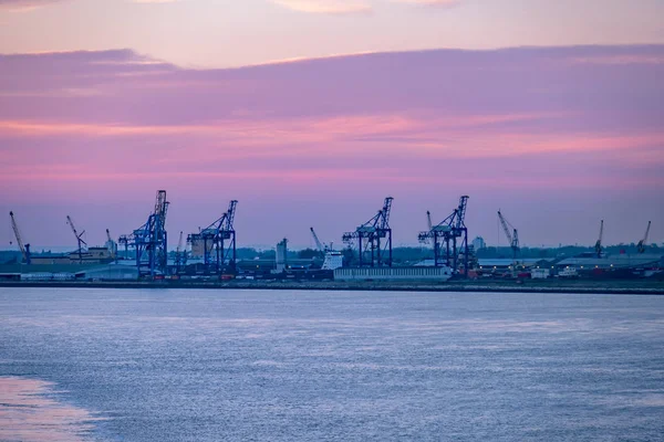 Hull, Engeland - mei 04 2018: Passeren door de industriële skyline dicht bij Hull - Verenigd Koninkrijk — Stockfoto