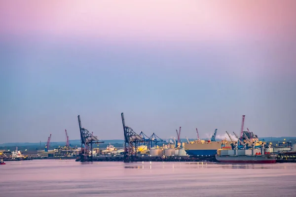 HULL, ENGLAND - May 04 2018: Passing by the industrial skyline close to Hull - United Kingdom — стоковое фото