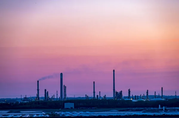 HULL, ENGLAND - May 04 2018: Passing by the industrial skyline close to Hull - United Kingdom — стоковое фото