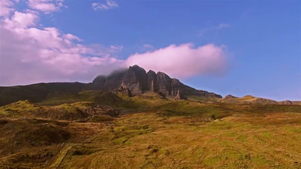 Voo cinematográfico perto do Velho Homem de Storr nas Terras Altas Escocesas, Ilha de Skye - Escócia — Vídeo de Stock