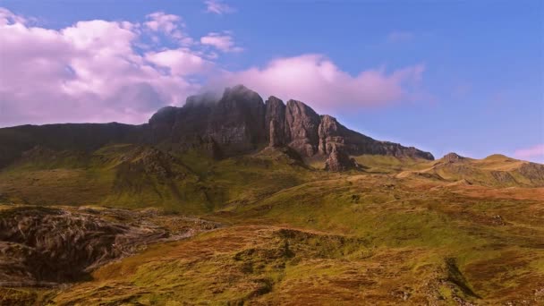 Voo cinematográfico perto do Velho Homem de Storr nas Terras Altas Escocesas, Ilha de Skye - Escócia — Vídeo de Stock