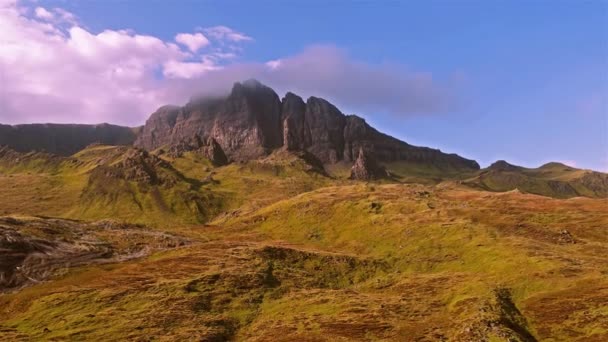 Filmische vlucht dicht bij de oude Man van Storr in de Schotse Hooglanden, Isle of Skye - Schotland — Stockvideo