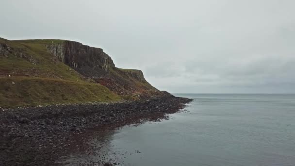 Kuzey Batı Kilmuir - İskoçya Skye sahil şeridi üzerinde uçan — Stok video