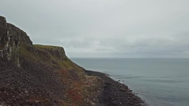 Flygande över kusten i nordvästra Skye av Kilmuir - Skottland — Stockvideo
