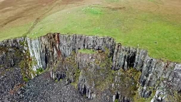 Volando sobre la costa del noroeste de Skye en Kilmuir - Escocia — Vídeos de Stock