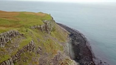 Kuzey Batı Kilmuir - İskoçya Skye sahil şeridi üzerinde uçan