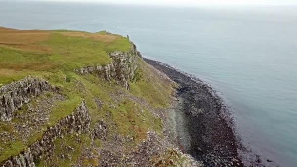 Volando sobre la costa del noroeste de Skye en Kilmuir - Escocia — Vídeo de stock