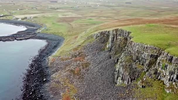 Volando sobre la costa del noroeste de Skye en Kilmuir - Escocia — Vídeos de Stock