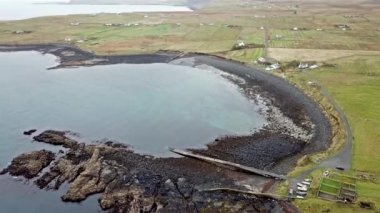 Kuzey Batı Kilmuir - İskoçya Skye sahil şeridi üzerinde uçan
