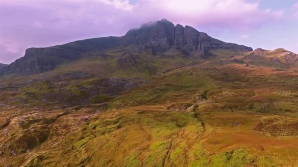 Voo cinematográfico perto do Velho Homem de Storr nas Terras Altas Escocesas, Ilha de Skye - Escócia — Vídeo de Stock