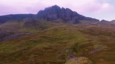 İskoçya Highlands, Isle of Skye - İskoçya Storr yaşlı adam yakın sinema uçuş