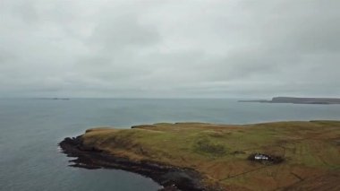 Kuzey Batı Kilmuir - İskoçya Skye sahil şeridi üzerinde uçan