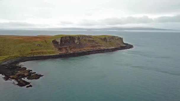 Πετώντας πάνω από την ακτογραμμή της Βόρειας Δύσης Σκάι από Kilmuir - Σκωτία — Αρχείο Βίντεο