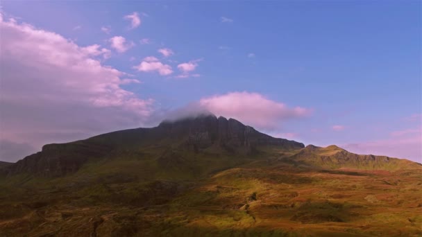 Volo cinematografico vicino al Vecchio di Storr nelle Highlands scozzesi, Isola di Skye - Scozia — Video Stock