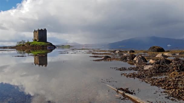 Castillo del acosador en otoño con reflejos en el agua, Highlands - Escocia — Vídeo de stock