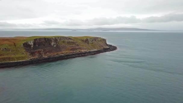 Vliegen over de kustlijn van Noord-west Skye door Kilmuir - Schotland — Stockvideo