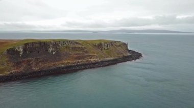 Kuzey Batı Kilmuir - İskoçya Skye sahil şeridi üzerinde uçan