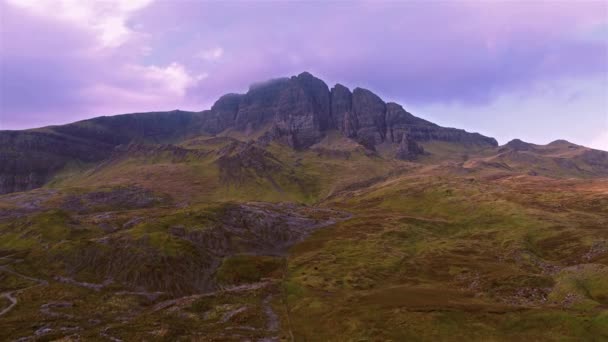 Voo cinematográfico perto do Velho Homem de Storr nas Terras Altas Escocesas, Ilha de Skye - Escócia — Vídeo de Stock
