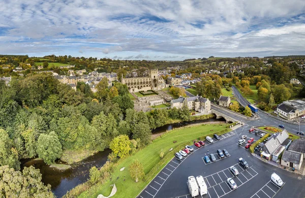 Vista aérea de Jedburgh no outono com as ruínas da Abadia de Jedburgh, na Escócia — Fotografia de Stock