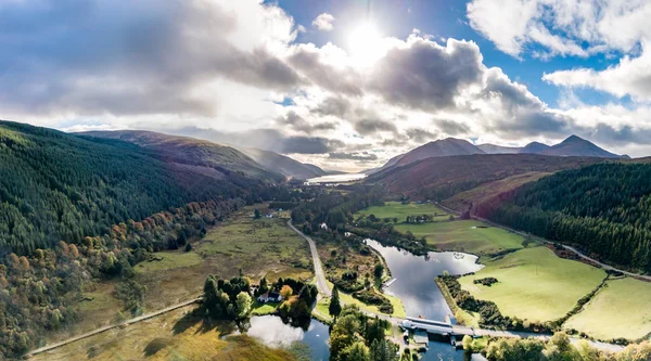 Vliegen door de Great Glen boven Loch Oich in de Schotse Hooglanden - Verenigd Koninkrijk — Stockfoto