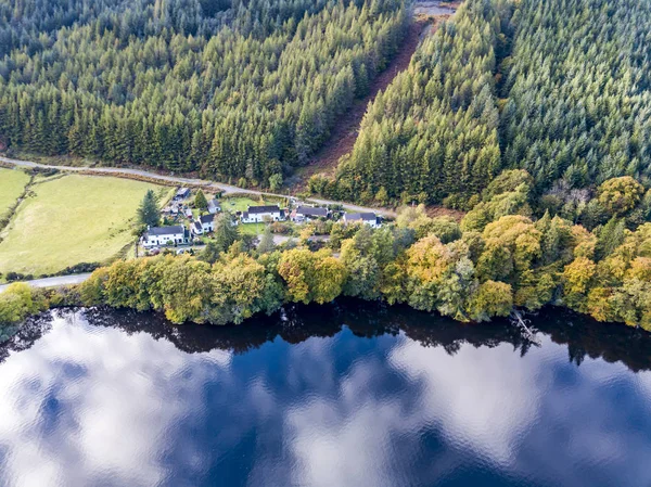 Luchtfoto van Laggan in de Great Glen boven Loch Oich in de Schotse Hooglanden - Verenigd Koninkrijk — Stockfoto