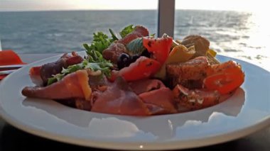 Bir tablo whith cruise gemi araba kullanırken arka plan okyanusta salata tabağına