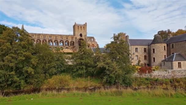 Jedburgh, z ruinami Jedburgh Abbey w Szkocji — Wideo stockowe