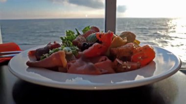 Bir tablo whith cruise gemi araba kullanırken arka plan okyanusta salata tabağına