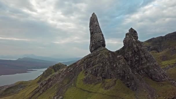 Filmiska flygning över den gubbe av Stor i höst - Isle of Skye, Skottland — Stockvideo