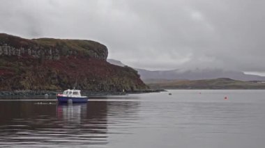 Gemi som balığı üretimi üzerinde Isle of Skye - İskoçya üzerinde Loch Harport önünde