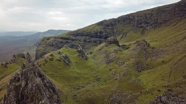 Кинополет над Стариком Стором осенью - остров Скай, Шотландия — стоковое видео