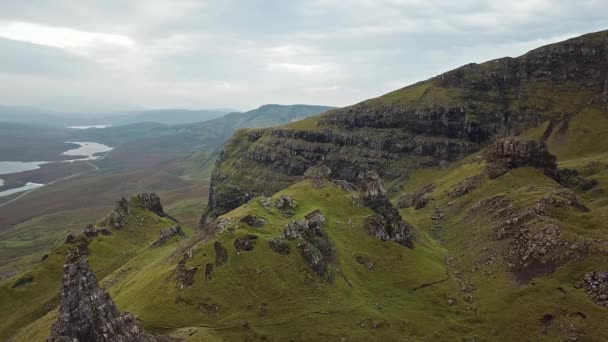 Filmflug über den alten Mann von stor im Herbst - Insel des Himmels, Schottland — Stockvideo