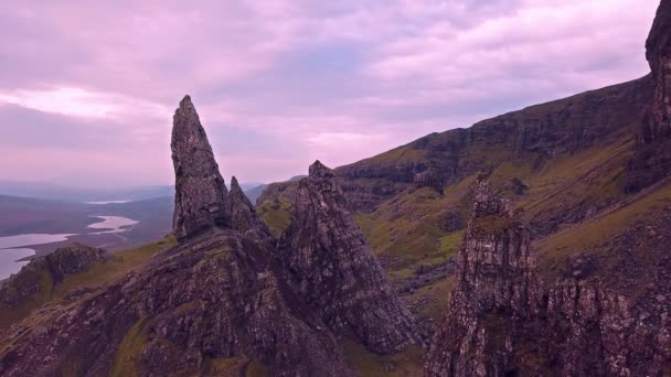 Vuelo Cinematográfico Sobre Viejo Stor Otoño Isla Skye Escocia Reino — Vídeos de Stock