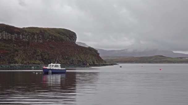 Buque frente a la producción de salmón en Loch Harport, isla de Skye, Escocia — Vídeo de stock